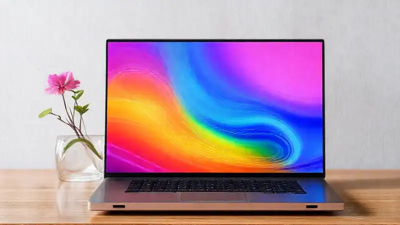 Laptop con contenidos educativos en entorno moderno