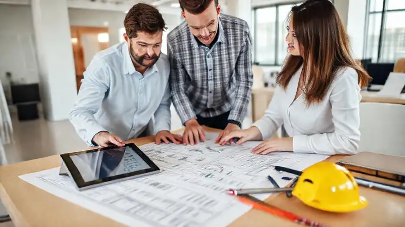 Gestión de proyectos civiles en oficina moderna