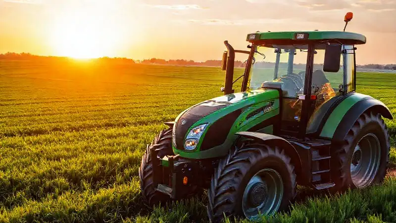 Maquinaria agrícola moderna en campos verdes