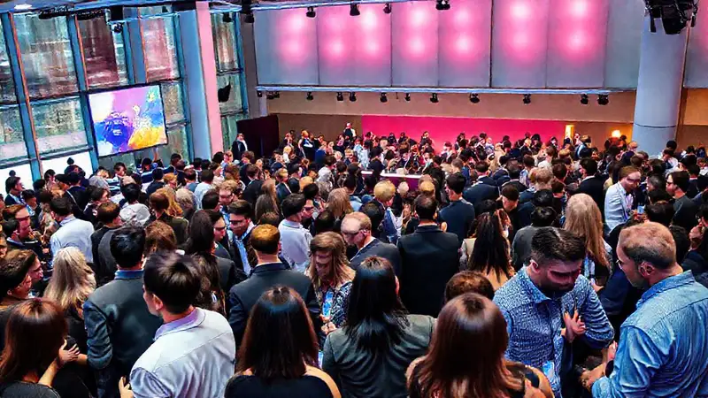 Evento de networking profesional con interacción diversa