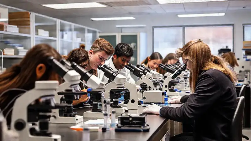 Estudiantes de biología en laboratorio colaborativo