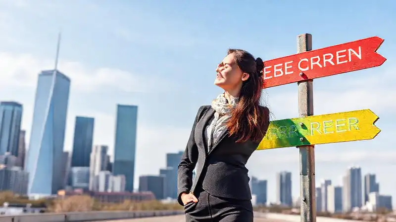 Mujer joven en cruce profesional, señales coloridas