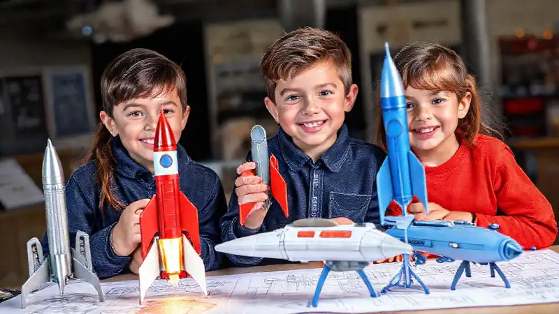 Estudiantes jóvenes explorando ingeniería aeroespacial moderna