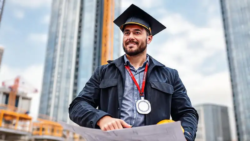 Ingeniero civil con labor en construcción y certificación