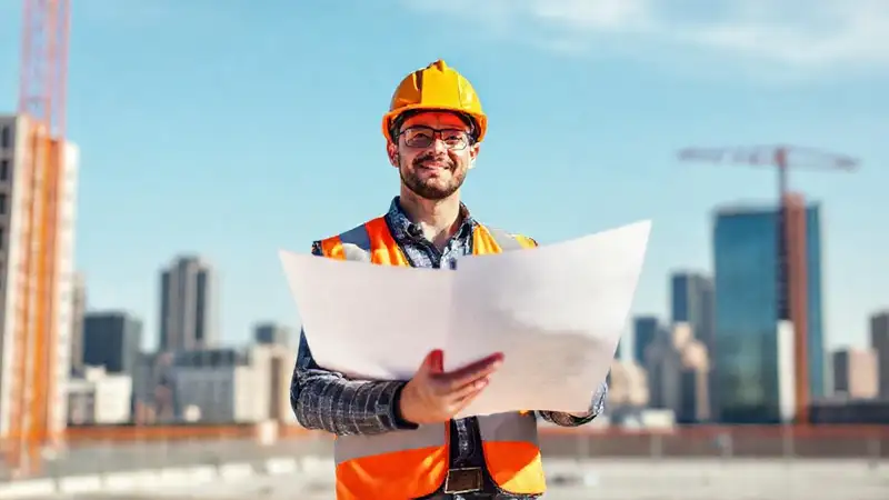 Estudiante de ingeniería civil en obra segura