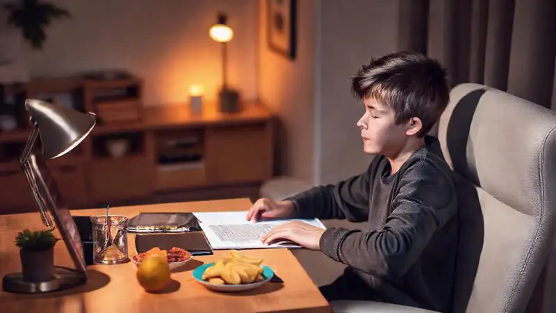 Estudiante estudia en ambiente relajante y saludable