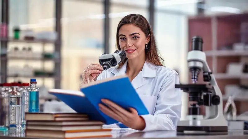 Mujer científica estudia en laboratorio moderno