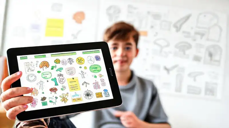 Tableta digital con notas biológicas y coloridas