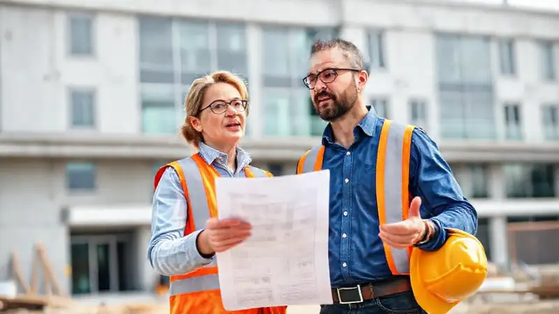 Ingeniero civil liderando en obra con confianza