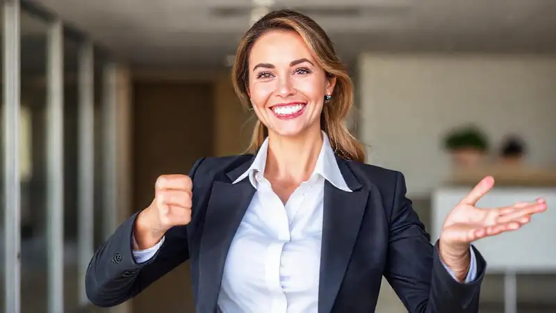 Mujer segura y empoderada en attire profesional