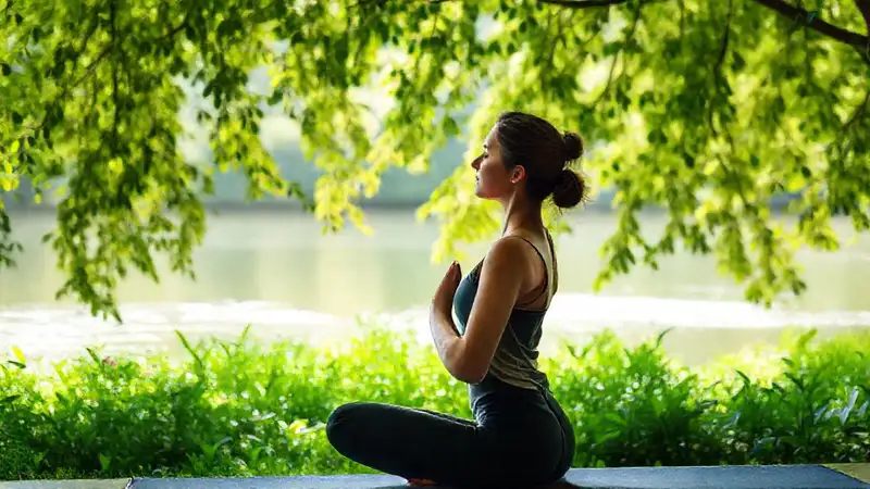 Persona tranquila practicando yoga en paz