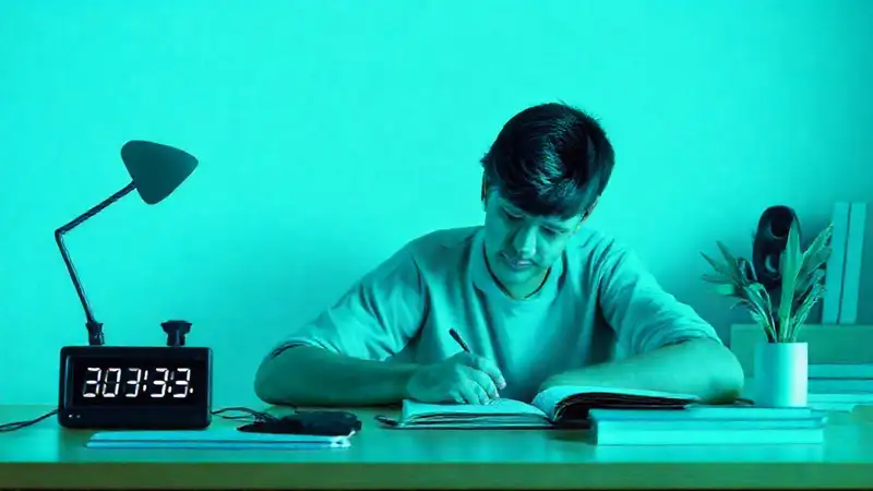 Estudiante concentrado en estudio tranquilo y motivador
