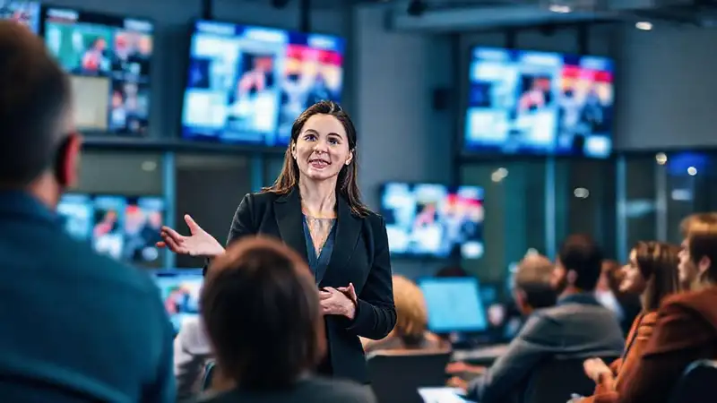Mujer profesional presenta en oficina moderna