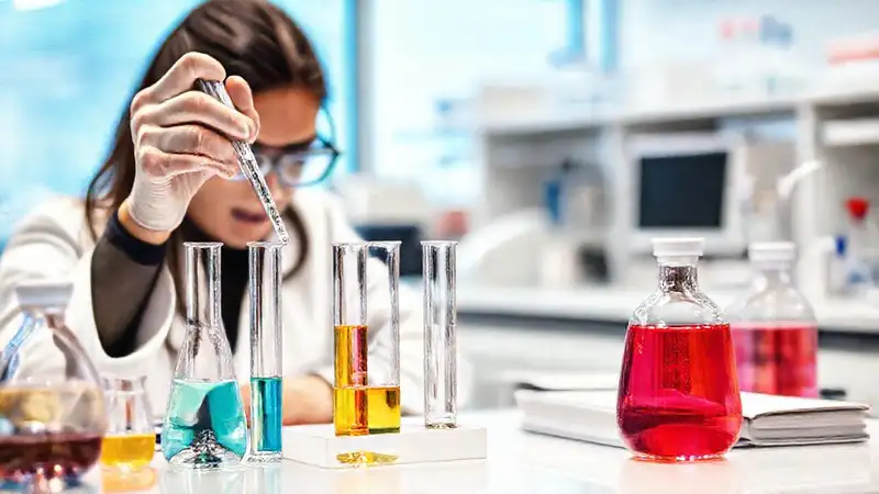 Equipo de laboratorio y químico en acción