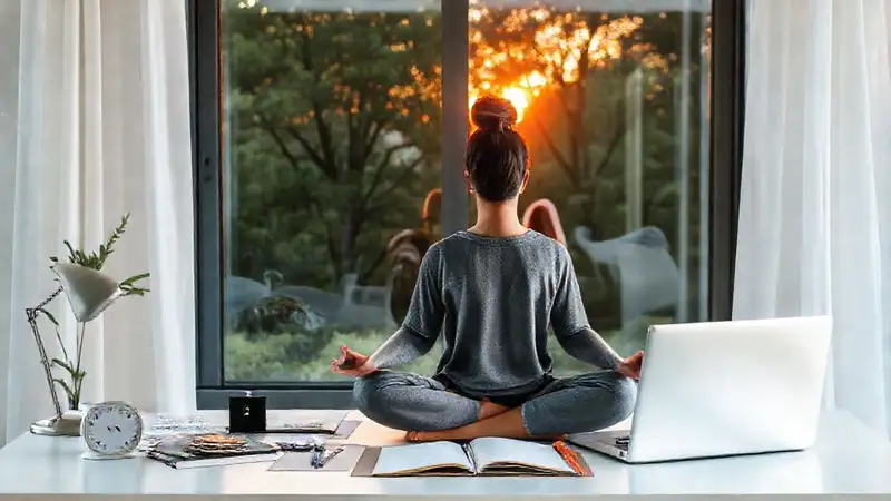 Persona equilibrada meditando y estudiando en paz
