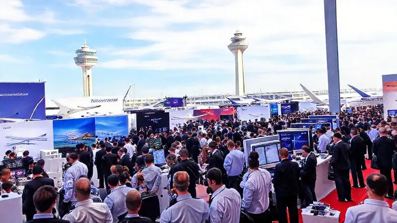 Evento aeronáutico con conferencias y tecnología