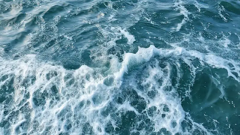 Olas chocan, interferencia destructiva, aguas turbulentas