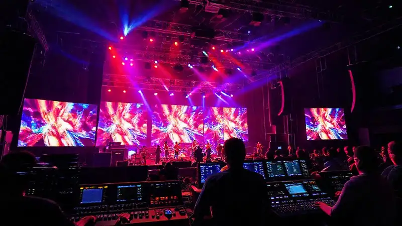 Escenario modernista con música y tecnología activa