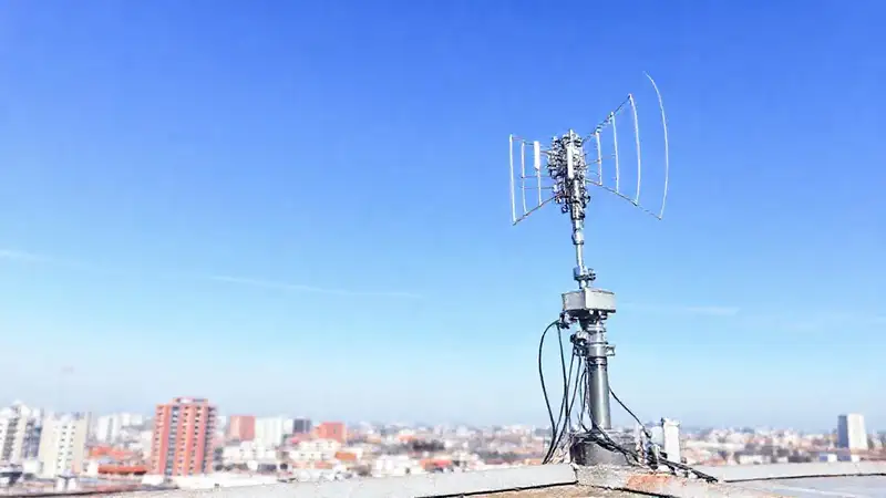 Instalación moderna de antena en azotea urbana