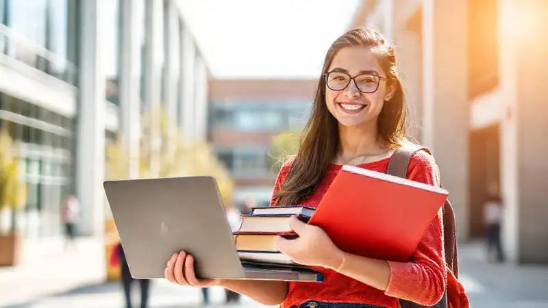 Estudiante estudiando feliz en campus brillante