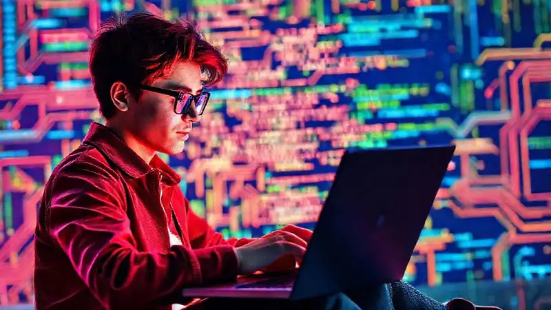 Estudiante usando tecnología para aprender y crear
