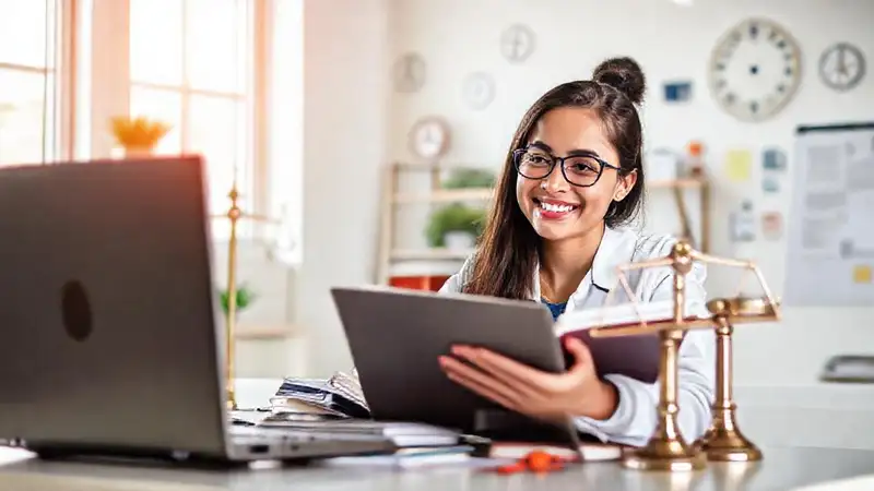 Estudiante motivado en un entorno moderno y brillante