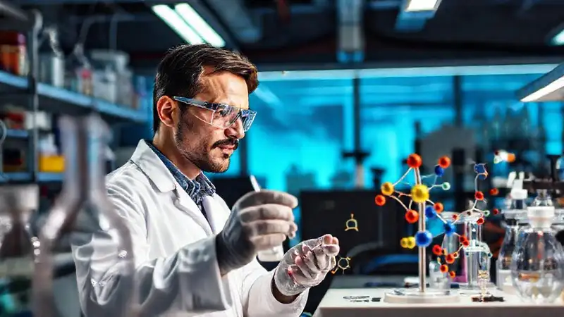 Ingeniero químico en laboratorio innovador y dinámico