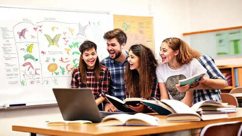 Estudiantes aprenden con mapas y tecnología