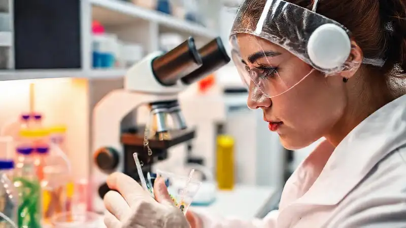 Investigador recoge muestras en laboratorio moderno