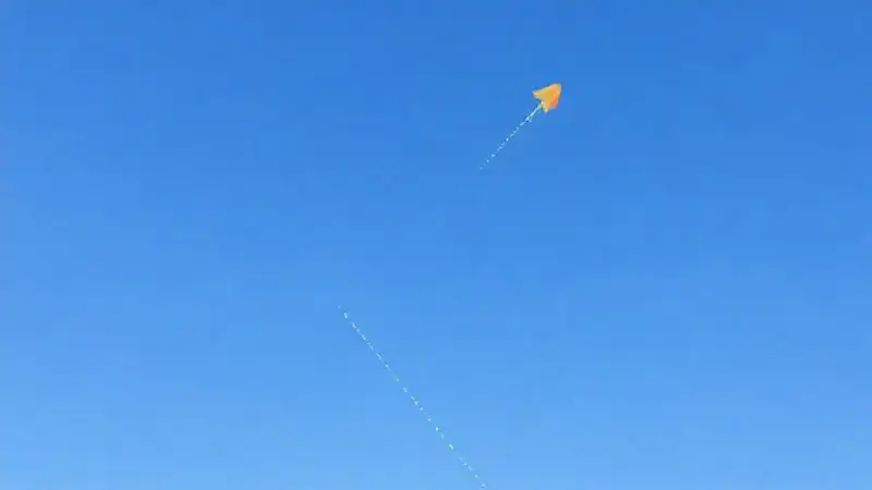 Trayectoria parabólica de proyectil en cielo azul