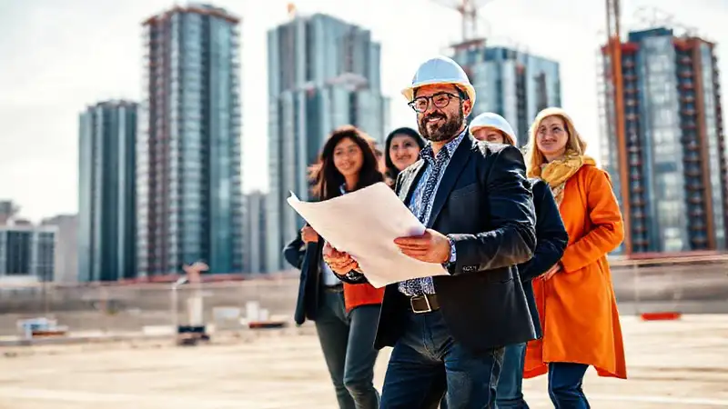 Ingeniero civil lidera construcción con equipo confiado