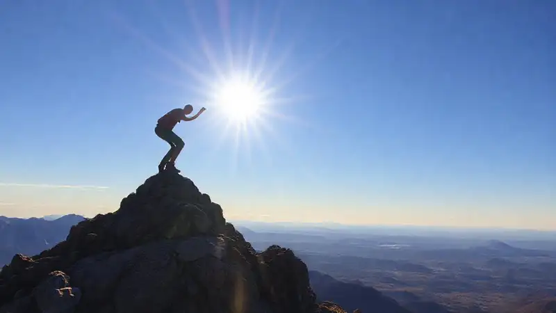Persona motivada alcanza la cima con optimismo
