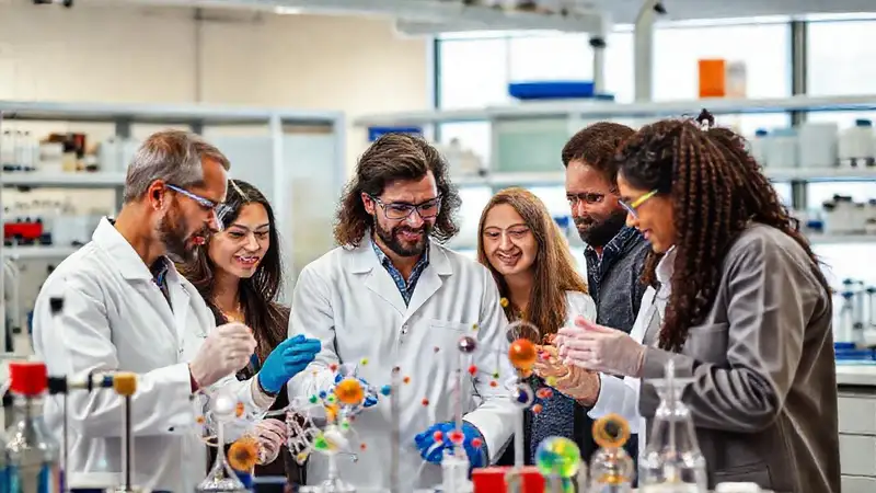 Ingenieros químicos colaborando en laboratorio moderno